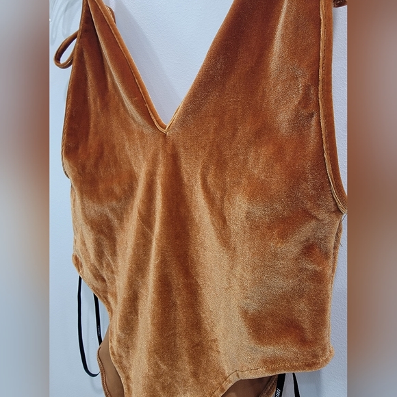 FOREVER 21 Plunging Velvet Bodysuit Size Small Brand New Gold - Picture 3 of 6